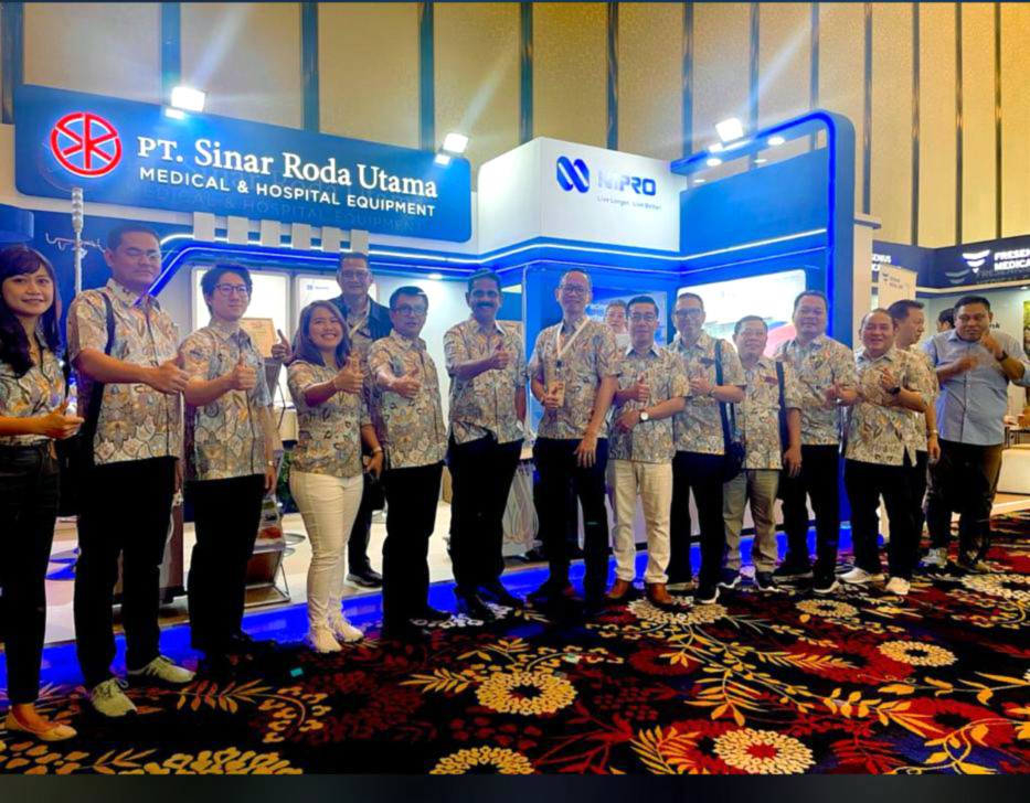 NiproAsia's tweet photo. Exciting Day 1 at KONAS XV - PIT #PERNEFRI 2023 conference in #Bandung, #Indonesia! 🇮🇩
The Nipro booth has been buzzing with activity as we welcome enthusiastic visitors. 
Prof Dr. Sja'banni's presentation highlighted our latest innovation, the #Elisio-HX #dialyzer. #WeareNipro https://t.co/t16mVkhWHh