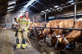 ‘Of ik altijd paraat ben? Ik ga altijd, er is altijd kans dat je een keer op de auto zit. Wel neem ik iets minder risico. Voor een reanimatie zou ik altijd gaan. Dan wachten die koeien maar even.’ - Dirk

Word brandweervrijwilliger, meld je nu aan via gabijdebrandweer.nl