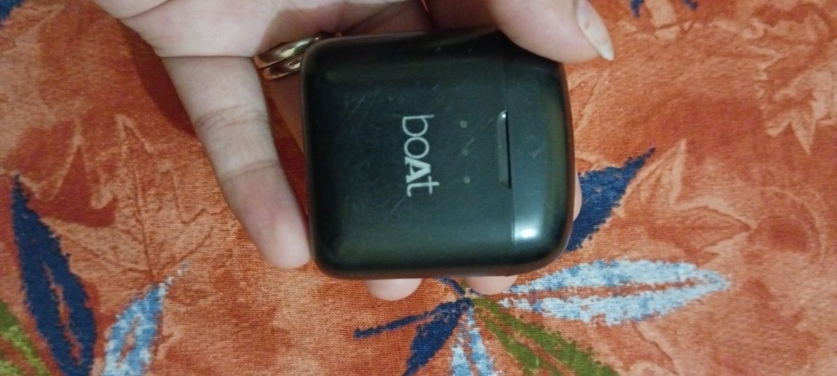 TrishaSing72008's tweet photo. @JioMart @RelianceDigital see conditions of boat Airdrop 131 
How bad they are..... Still no replacement they said they can't help what's the other way I asked delivery person to wait till I open the box but he didn't.... And 1whole product is missing ,Reliance why are u cheating https://t.co/sxL745PjGx