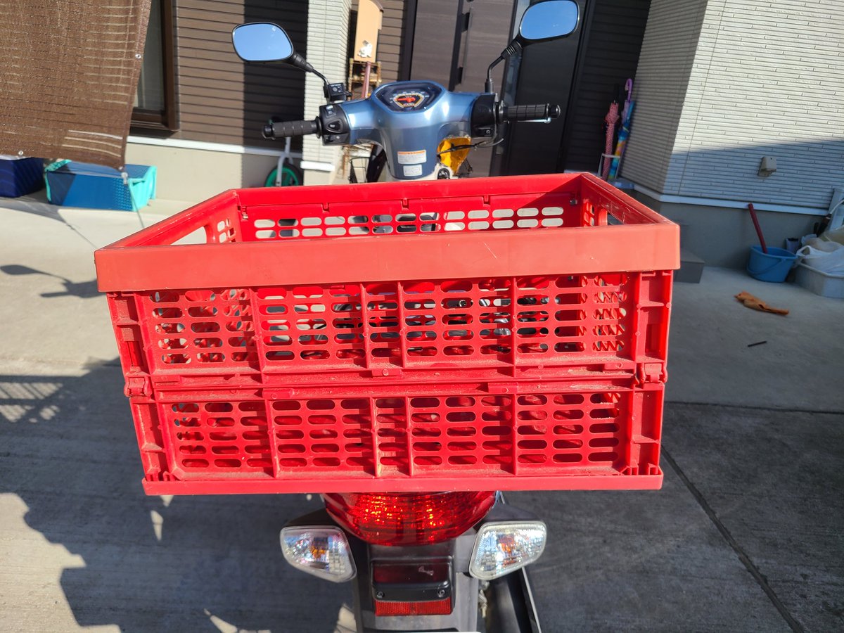 とりあえず、折り畳みコンテナつけてみた。笑
ザック背負う分はスペース確保！
使わないときは折り畳む！

#カブ主
#転がってたコンテナ
#折り畳み式
#カブキャン計画
#色味な
#とりあえずの箱
#しばらくこれでいいや
#おじさん感