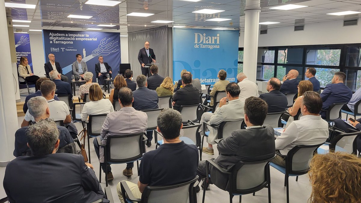 👍Enhorabona <a href="/diaridtarragona/">Diari de Tarragona</a> per la jornada sobre #digitalització  amb <a href="/ChemaCasas/">José Manuel Casas</a>, Director General de <a href="/Telefonica/">Telefónica</a> #Catalunya i el conseller <a href="/rogertorrent/">Roger Torrent i Ramió 🎗</a> 📲 Gràcies per comptar amb el Clúster <a href="/TICSud/">Clúster TIC Catalunya Sud</a>, l'entitat públicoprivada que representa el sector #TIC al territori!🚀