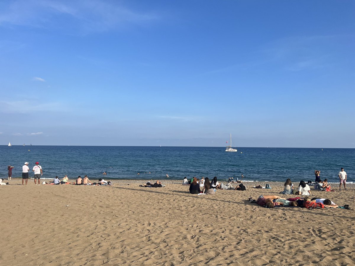 Día 2: We tried amazing Spanish food at the Boquería Market, visited the beach, the port and also had lots of time to practise shopping vocabulary ☺️🛍️👏🏽 <a href="/MFLSpringwestA/">@MFLSpringwest</a> <a href="/SpringwestA/">Springwest Academy 💙</a>