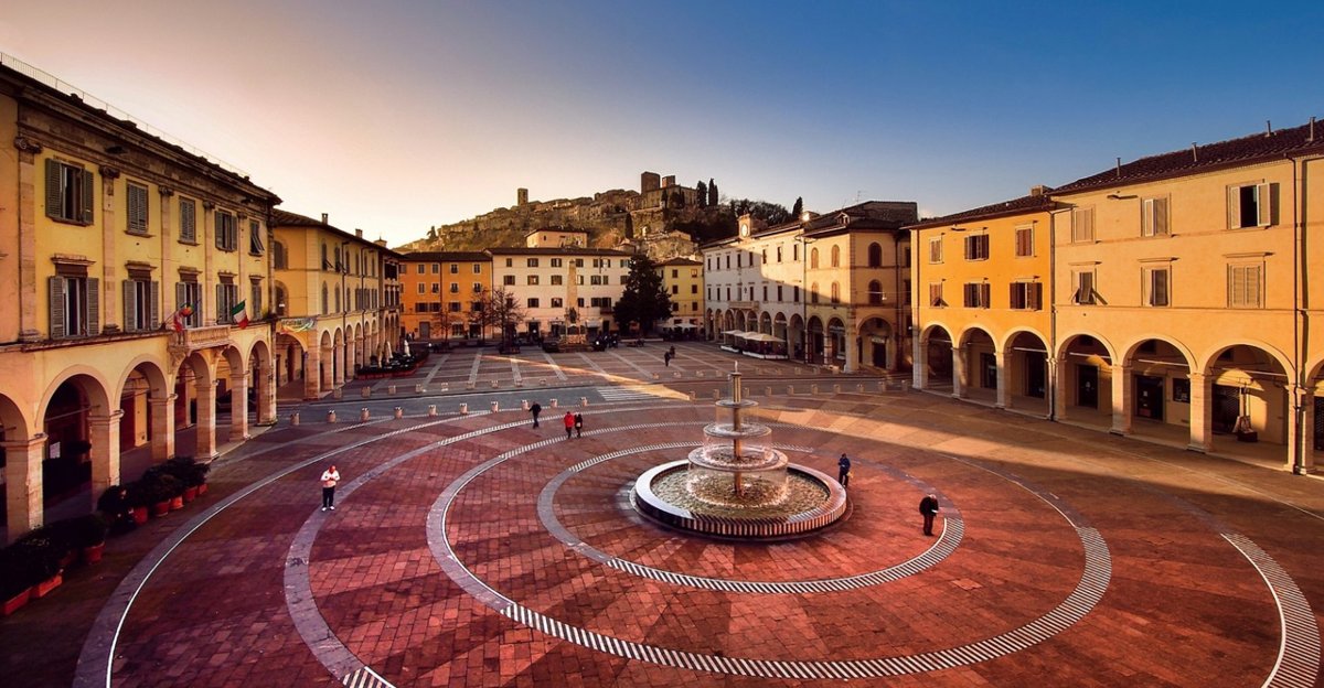 VisitTuscanyITA's tweet photo. Cuore di #ColleValdElsa, Piazza Arnolfo di Cambio dal 1867 ospita il mercato. Deve il suo volto moderno all'architetto Nouvel, alla pavimentazione di Buren e alla Persiana di Cristallo, omaggio di Alessandra Tesi all'arte del vetro
https://t.co/9gexOGeIPD
Ph Valdelsa Valdicecina https://t.co/fvUXeIn8rU