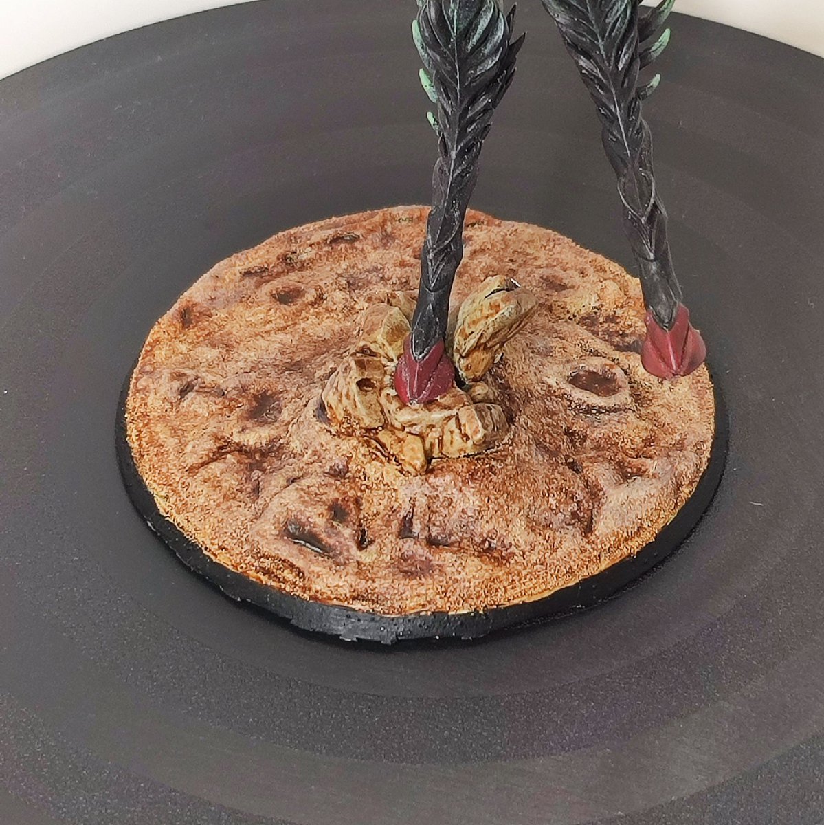 edcolangeli's tweet photo. And here are some details of the new base. I glued some modelling clay to the old one, applied a thin layer and some bubbles of glue on the clay and sprinkled some sand over it. When it dried, I primed the whole base and painted it. Turned out better than I expected! https://t.co/0VRzCuH81C