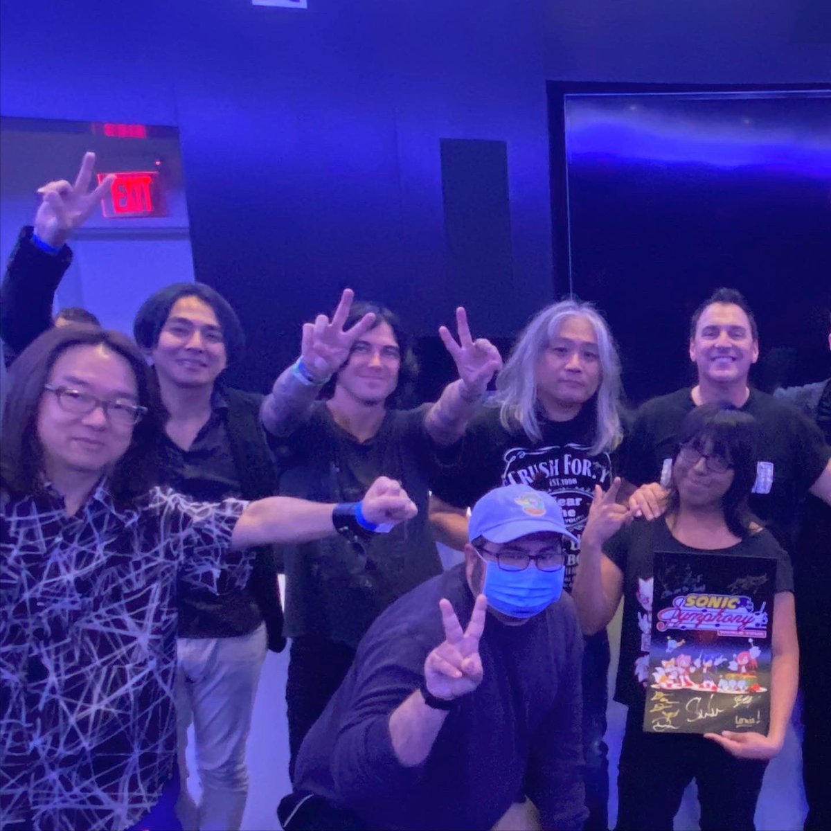 krystalkitsune's tweet photo. Thank you @crush40 for signing my vinyl at #SonicSymphony ! Idk if you remember, but I owed you hug from the last time we met back in 2018 lol 😂 it’s been 5 since I last saw CRUSH 40 LIVE!! ❤️
#SonicTheHedegehog #crush40 #Junsenoue https://t.co/2Lk8PAlRiY