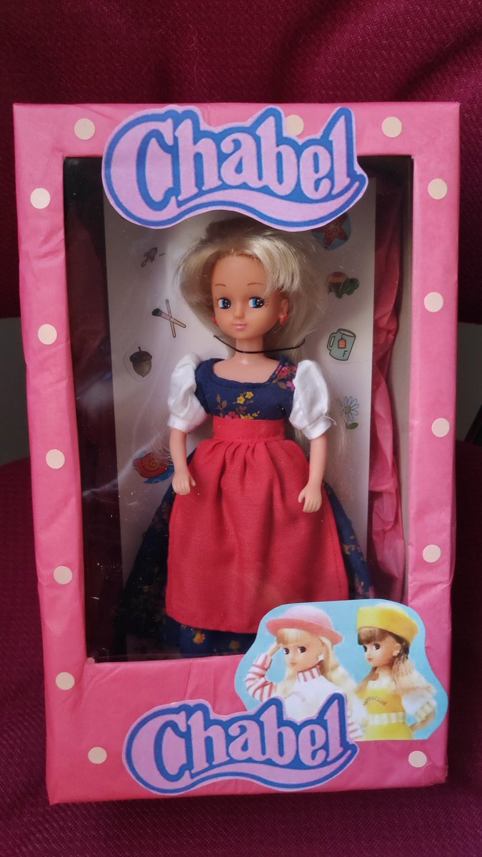 NightsFlower's tweet photo. Pues hoy es el cumpleaños de mi mejor amiga en el mundo y he estado completando desde hace meses una muñeca que nos encantaba de pequeñas y le he fabricado una caja para que pareciese "nueva" y estoy living con el resultado.
#chabel #BFF https://t.co/ZPBeozixvO