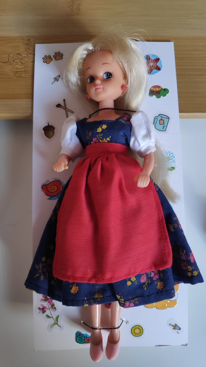 NightsFlower's tweet photo. Pues hoy es el cumpleaños de mi mejor amiga en el mundo y he estado completando desde hace meses una muñeca que nos encantaba de pequeñas y le he fabricado una caja para que pareciese "nueva" y estoy living con el resultado.
#chabel #BFF https://t.co/ZPBeozixvO