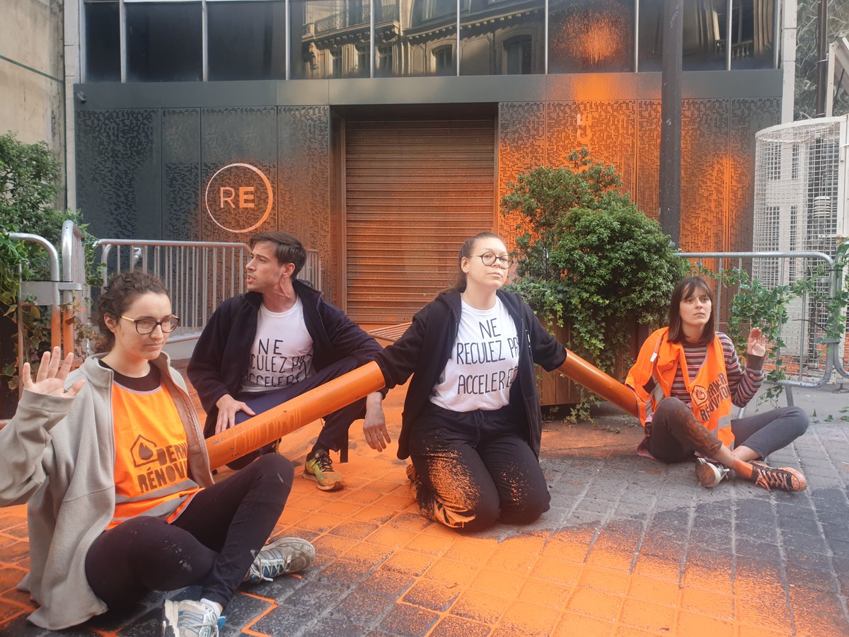 🦺 ACTION EN COURS - PARIS

Vendredi 06 octobre. 10h.

Une dizaine de citoyens et citoyennes soutenant Dernière Rénovation et portant des t-shirts “NE RECULEZ PAS, ACCÉLÉREZ” ont une troisième fois bloqué et aspergé de peinture l’entrée du parti <a href="/Renaissance/">Renaissance</a>. #A22Network [1]