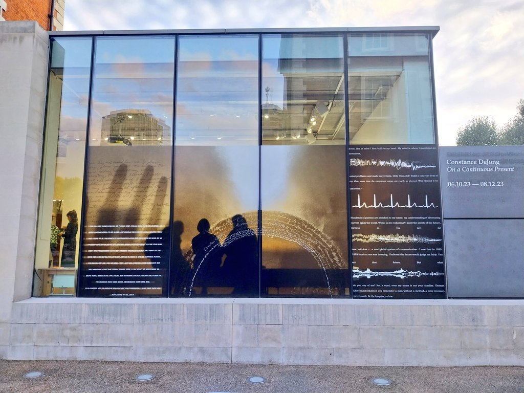 Brilliant opening last night <a href="/CHELSEAspace/">Chelsea Space</a> of Constance DeJong's work. New commission working beautifully during autumnal dusk. On until 8 Dec! <a href="/ChelseaUAL/">Chelsea College of Arts</a> #contemporaryart #opening #newexhibitions #exhibition #pimlico #constancedejong