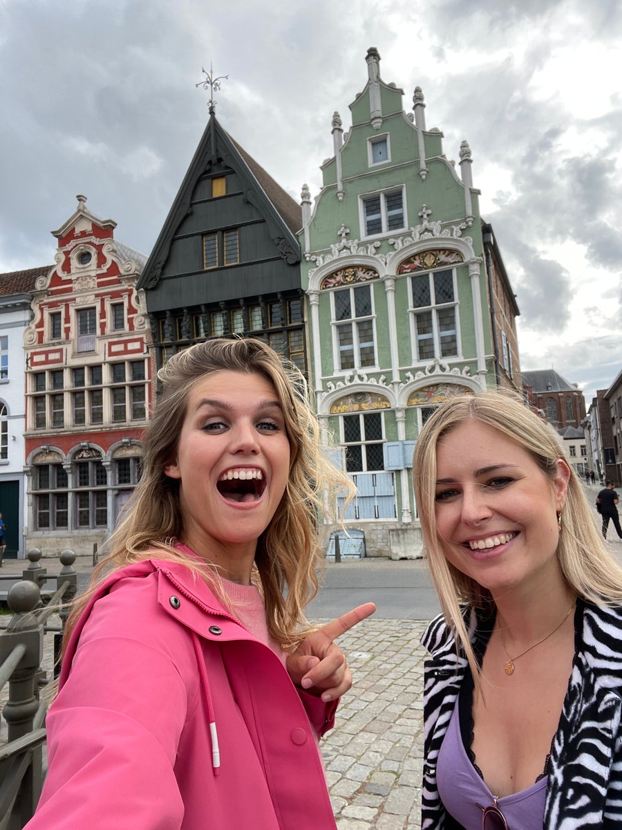 Laura Govaerts en stand-upcomedian Jade Mintjens verdiepen zich in de geschiedenis van #Mechelen. Ze bezoeken ook het #Rubenskasteel in Zemst, waar ze plekken ontdekken waar Rubens geschilderd heeft. Zaterdag om 18.35u <a href="/vrt1be/">VRT 1</a> in #VlaanderenVakantieland. Zeker kijken! 📸 © VRT