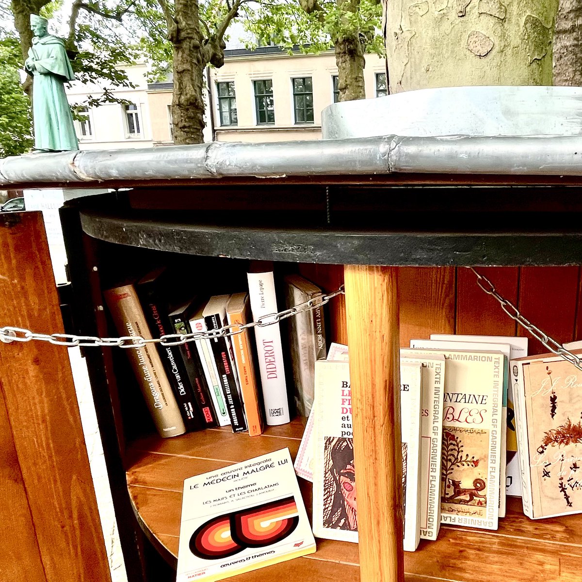 On a l’impression que l’Abbé Halluin s’est posé sur moi pour vous accueillir lorsque vous venez ouvrir mes portes !
Merci à ceux qui me fréquentent, qui déposent des livres ou qui en empruntent 🧡
Merci à vous toutes et tous qui me faites vivre ! 🤎
#Arras #boîteàlivres 📚📙📓