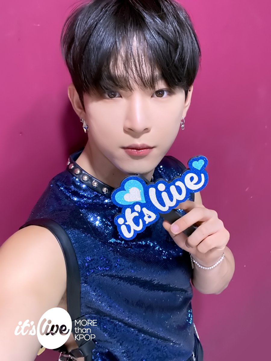 itsLIVEofficial's tweet image. #원어스 의 #잇츠라이브 가 잠시 후 5시에 시작됩니다!📸
유튜브 it's Live 채널에서 최초공개로 만나보세요!
‘#Baila_Conmigo’ 밴드 라이브 보면서 실시간 채팅 같이 달려요💗

#ONEUS - Baila Conmigo (Band Ver.)
Premieres on Youtube 'it's Live' Channel at 5PM KST TODAY!