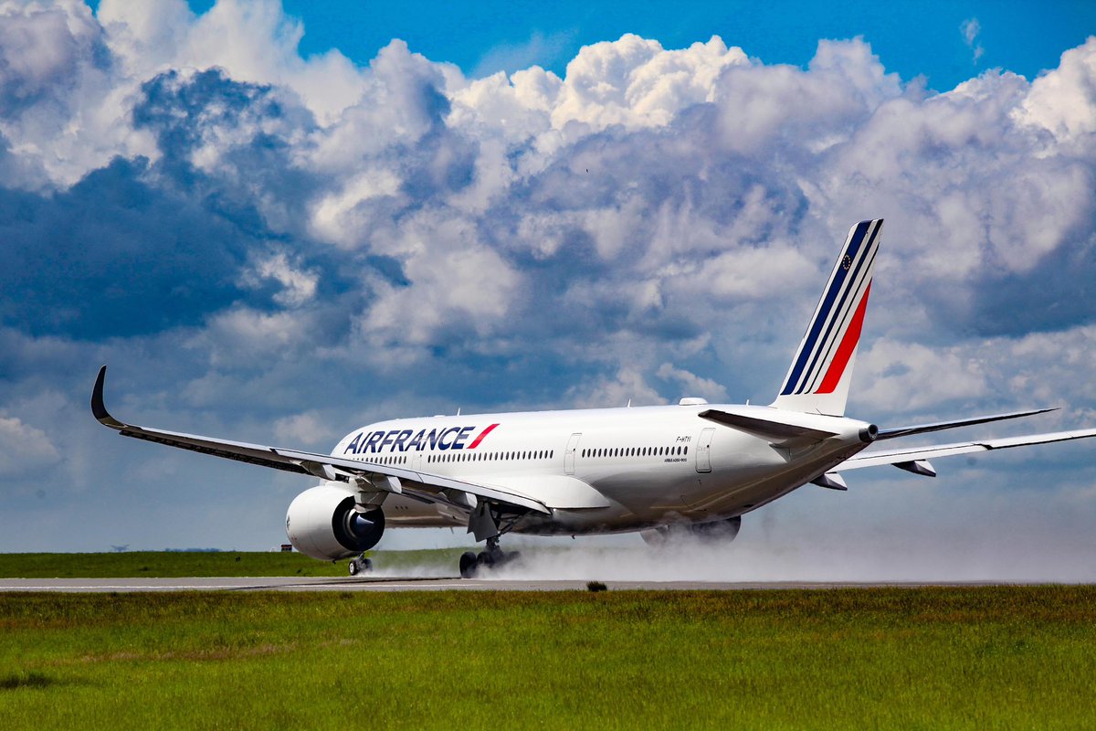 🇫🇷 Tout a commencé à <a href="/ParisAeroport/">Paris Aéroport</a>-#LeBourget. 90 ans plus tard, c'est avec la même passion que nous accompagnons #AirFrance dans son développement depuis Paris-#CDG et Paris-#Orly. Bon anniversaire à notre compagnie nationale qui porte haut et loin les couleurs de la France. 🛫