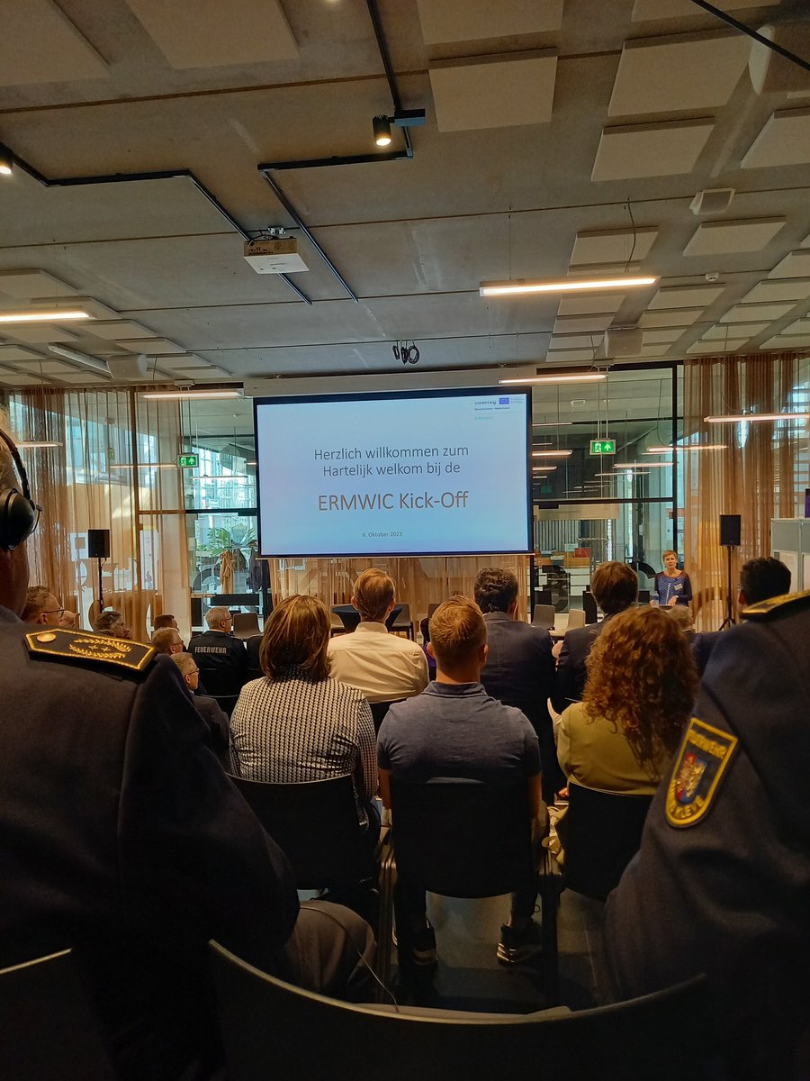 EuregioRijnWaal's tweet photo. Vandaag de Kick-off van het #InterregD_NL veiligheidsproject ERMWIC in Venlo, met #vr_ln #CrisisGLZ #VNOGregio @#crisisGM Kreis Kleve en #kreisviersen in de #ermn und #euregiorijnwaal https://t.co/w0LJ61MmxK