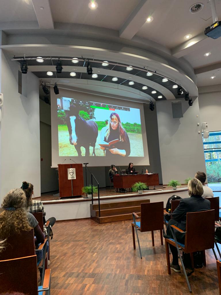 arcticants's tweet photo. The second keynote by Angela Bartram (University of Derby) "Curating the Animal: ethics and care of the non-human within art exhibitions" took place on 5 Oct. Among the shared ethical practices - reading conceptual texts to horses 🐴  #ucw3 #uncommonworlds3 @arcticants @ykes_ry https://t.co/E1QruGuCvk