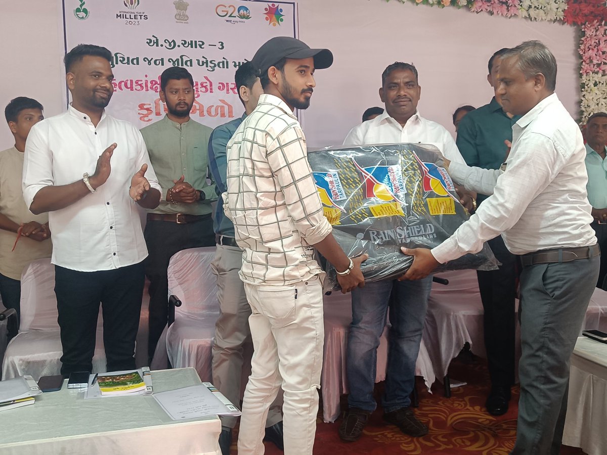 Ankit_m_776's tweet photo. આજ રોજ મહત્વ કાંક્ષી તાલુકો ગરબાડા સંકલ્પ સપ્તાહ અંતર્ગત આયોજીત  કૃષિ મેળામાં  માન. કલેક્ટર સાહેબશ્રી, માન. ધારાસભ્યશ્રી , માન. તાલુકા વિકાસ અધિકારીશ્રી , માન. મા.ખે.ની. સાહેબશ્રીની  તેમજ કૃષિ વૈજ્ઞાનિકશ્રીઓ ઉસ્થિતિત રહેલ હતા જેમા ખેડૂતોને વિવિધ યોજના વિશે ની  માહીતી આપી. https://t.co/y1rnYcpWJd