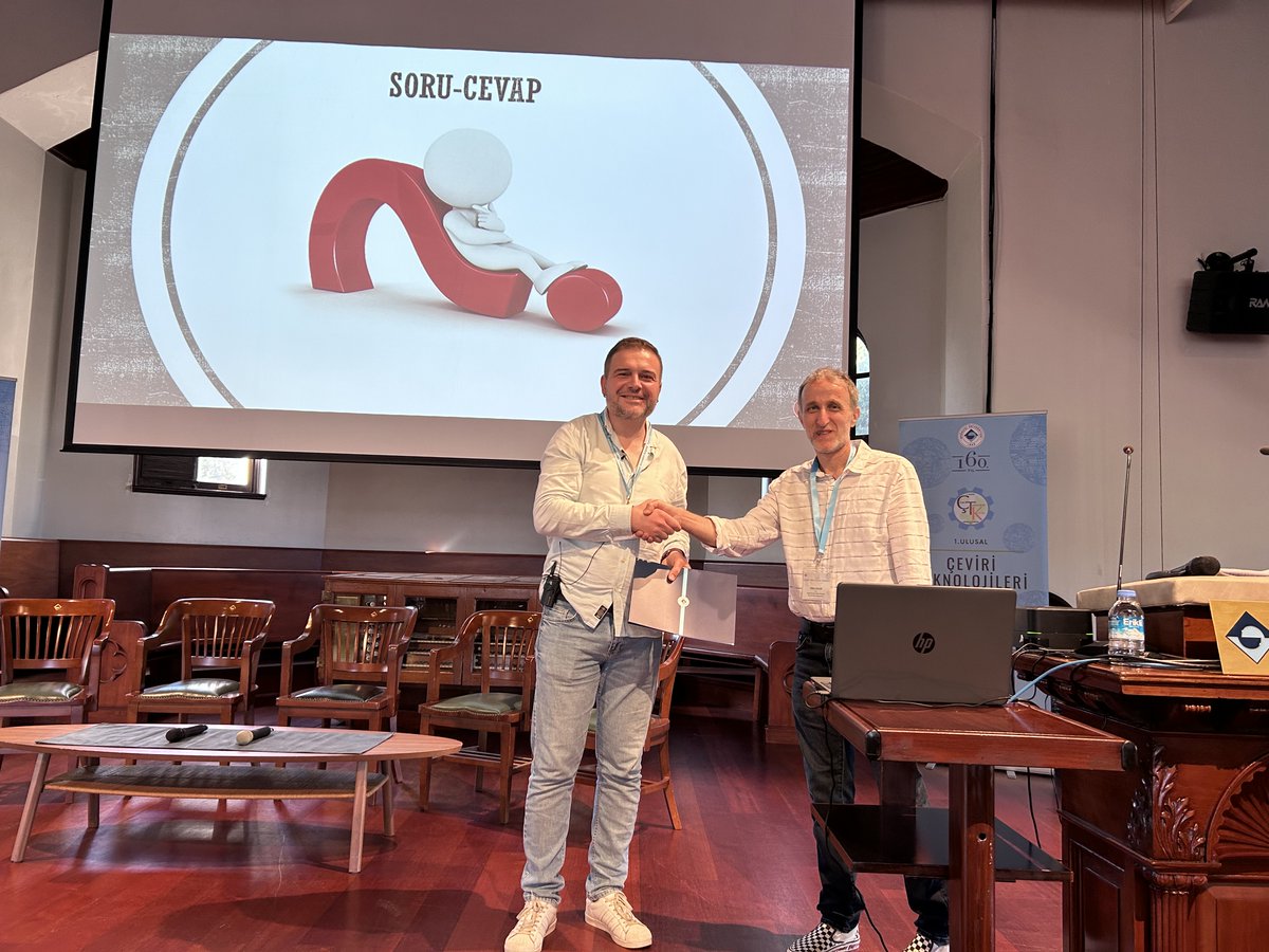 1. Ulusal Çeviri Teknolojileri Kongresinin bilgisayar mühendisliği alanından ikinci çağrılı konuşmacısı Emre Şatır "Makine Çevirisinin Zorluğu ve Çözümleme" başlıklı konuşmasında doğal dilleri bilgisayarlarla analiz etmenin neden zor bir iş olduğunu örneklerle açıkladı. #ÇTK2023