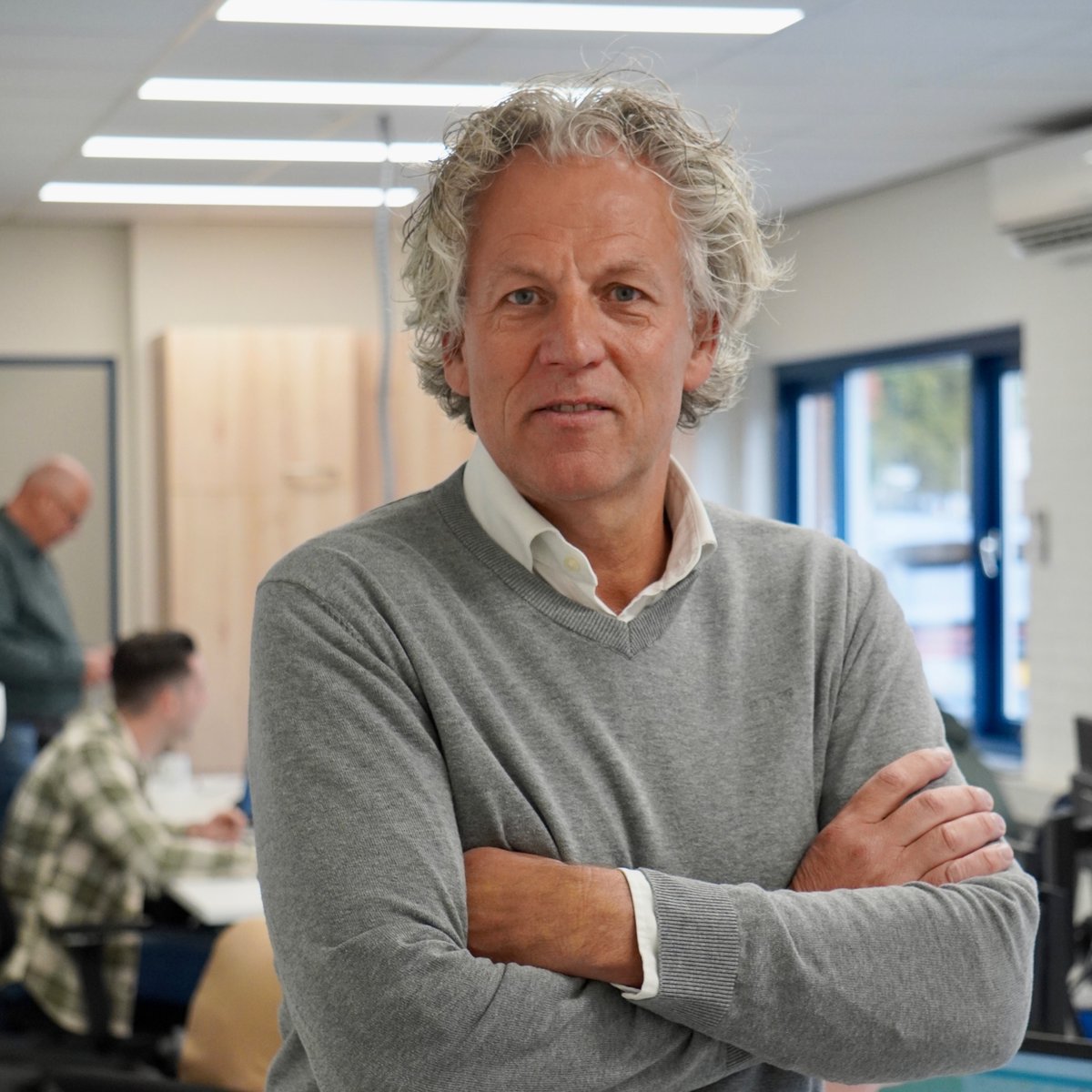 We zijn we trots op ons toegewijde team en dus zetten we vandaag onze Operations Manager Bennie in de schijnwerpers! 🤩 Hij stuurt met passie voor het vak de operatie van het intermodale product aan. In het weekend vind je hem op de motorcrossbaan of bezig met een klusproject. 💪