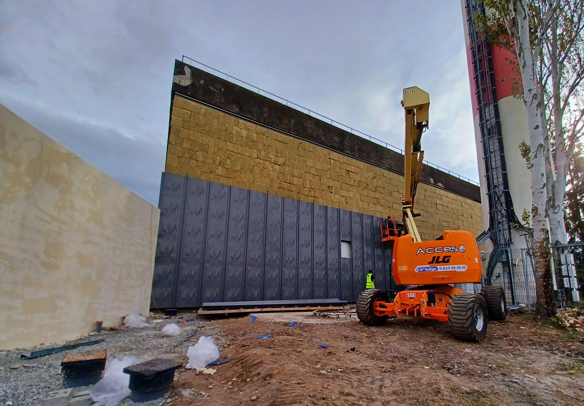 ReseauClauvae's tweet photo. #travaux 🚧 La pose des #réseaux entre dans sa dernière phase à la #chaufferie des Cézeaux ! 👷‍♂️ Dans le même temps, la façade nord du bâtiment se pare de son bardage définitif. Le nouvel isolant acoustique et thermique offrira confort et sécurité aux riverains. ✔️ https://t.co/hEAOzdho0Y