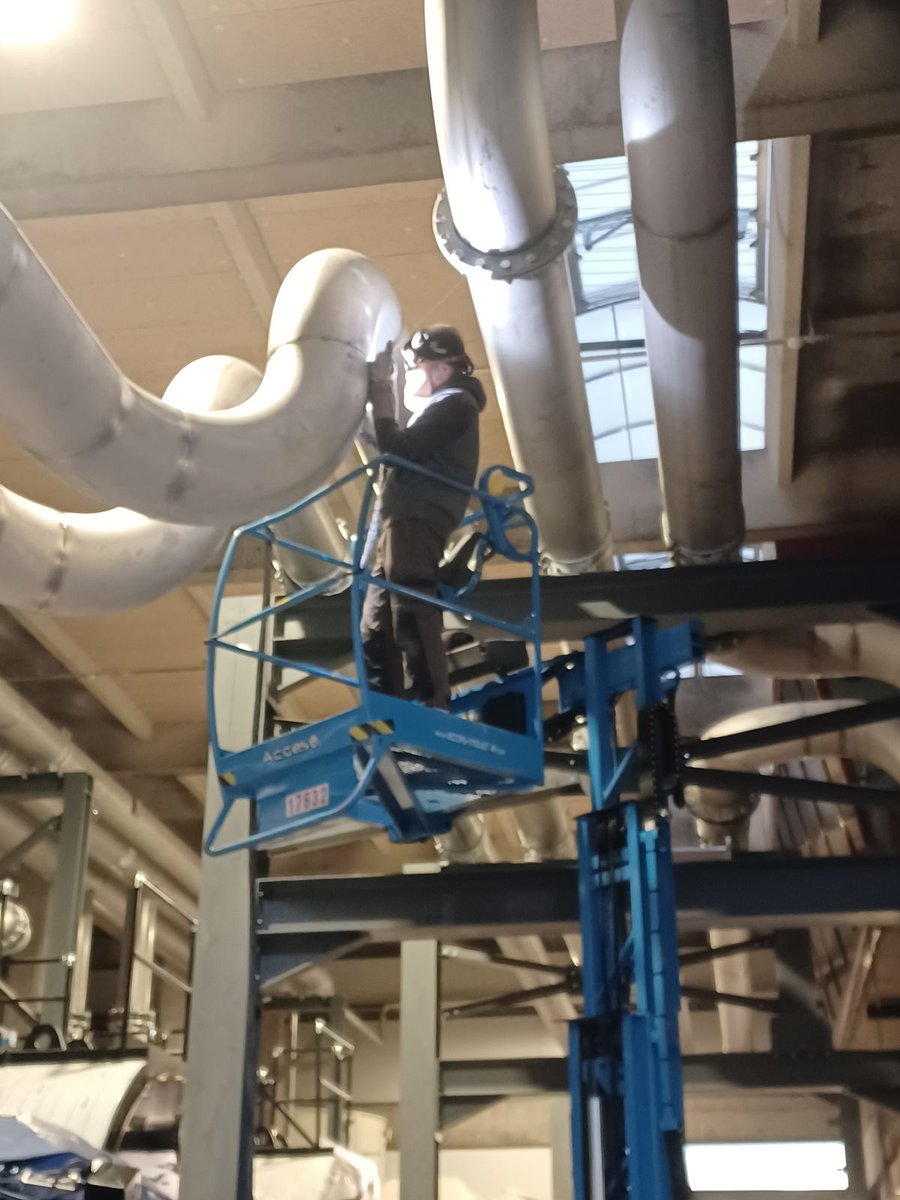 ReseauClauvae's tweet photo. #travaux 🚧 La pose des #réseaux entre dans sa dernière phase à la #chaufferie des Cézeaux ! 👷‍♂️ Dans le même temps, la façade nord du bâtiment se pare de son bardage définitif. Le nouvel isolant acoustique et thermique offrira confort et sécurité aux riverains. ✔️ https://t.co/hEAOzdho0Y