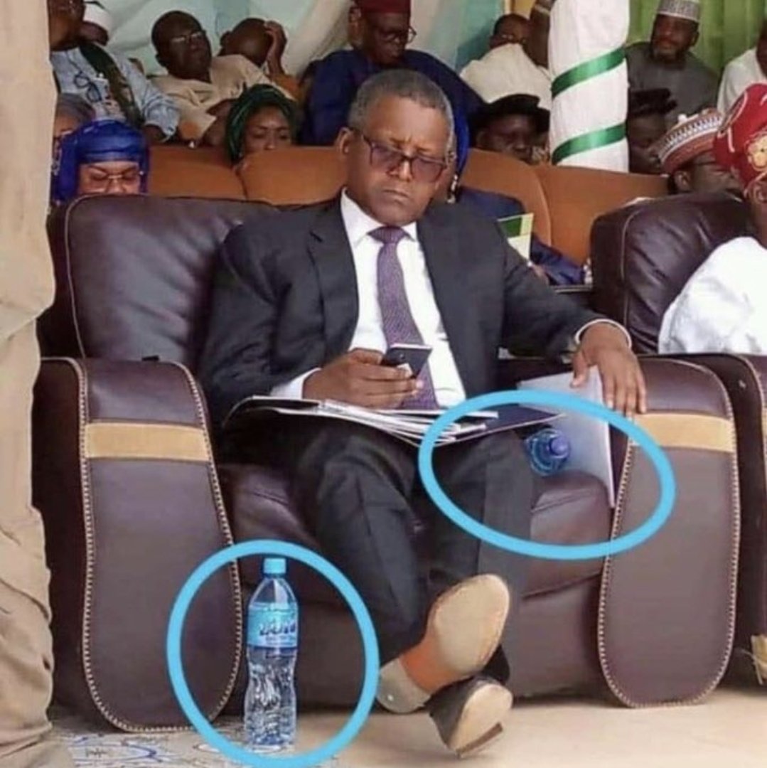 Amiiduly's tweet photo. Kama Dangote anaweza kuchukua chupa mbili za maji kwenye sherehe na kuficha moja. Mimi ni nani nisichukue sahani nne za wali, nikala mbili na kubeba mbili nyumbani” 😂😂😂 https://t.co/PlJrZQ1zRv