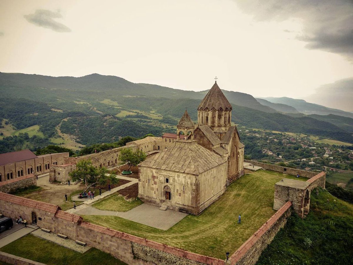 EdParentheses's tweet photo. L'Azerbaïdjan a annoncé aujourd'hui que « l'Arménie aurait mené des constructions illégales » : monastère de Gandzasar (XIIIe siècle). 
Ils auraient oublié de déposé un permis de construire au XIIe siècle ?

#teamarchi #ethnocide https://t.co/g6OyYdqTYo