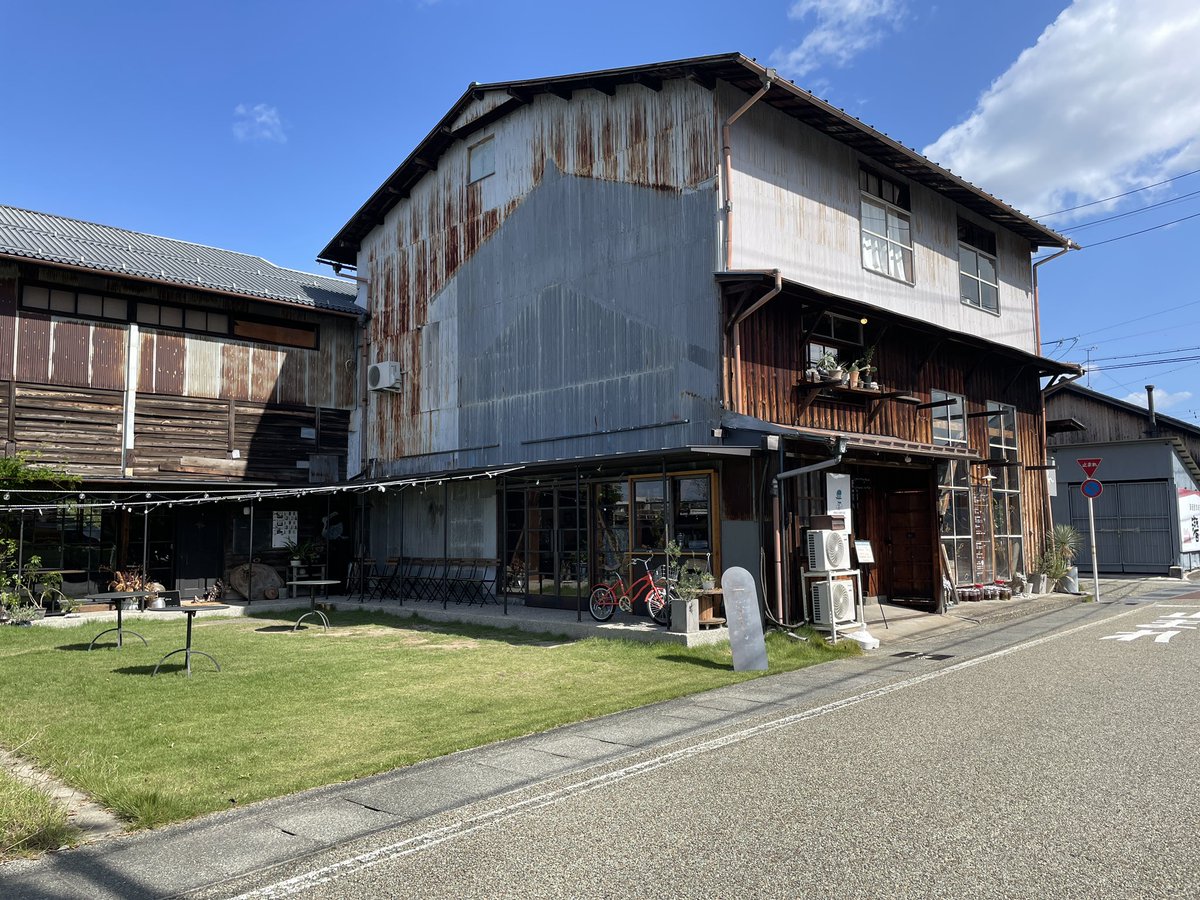 YuutaYoshimura's tweet photo. 岐阜の協力隊研修の翌日、長良川鵜飼ミュージア近くの&amp;nへ。木材倉庫跡を活用したスペースに川魚直売店、居酒屋、BAR、イタリアンレストラン、家具屋、花屋、アトリエ、カフェなどが独立して同居する不思議な空間でした。次は泊まりで夜に行きたい。

https://t.co/3oVaLTaN9j https://t.co/hwY6AKHGSV