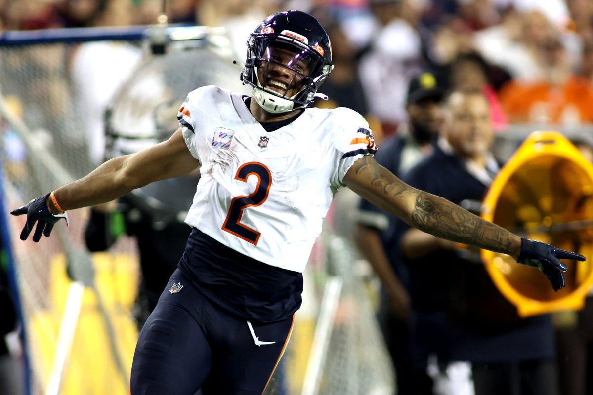 TouchbackPT's tweet photo. DJ Moore brilhou no TNF e ajudou os Bears a voltar as vitórias! 🔥

8 receções
230 Jardas recebidas
28.8 jardas por receção
3 Touchdowns

#NFLEleven #DaBears https://t.co/Dhe8umhVxX