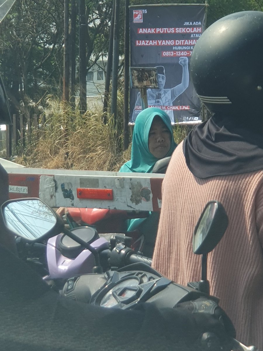 iwanward's tweet photo. Ini emak juara... lawan arus di lintasan kereta kiara condong #powerofemakemak https://t.co/Ao4pBPCJxD