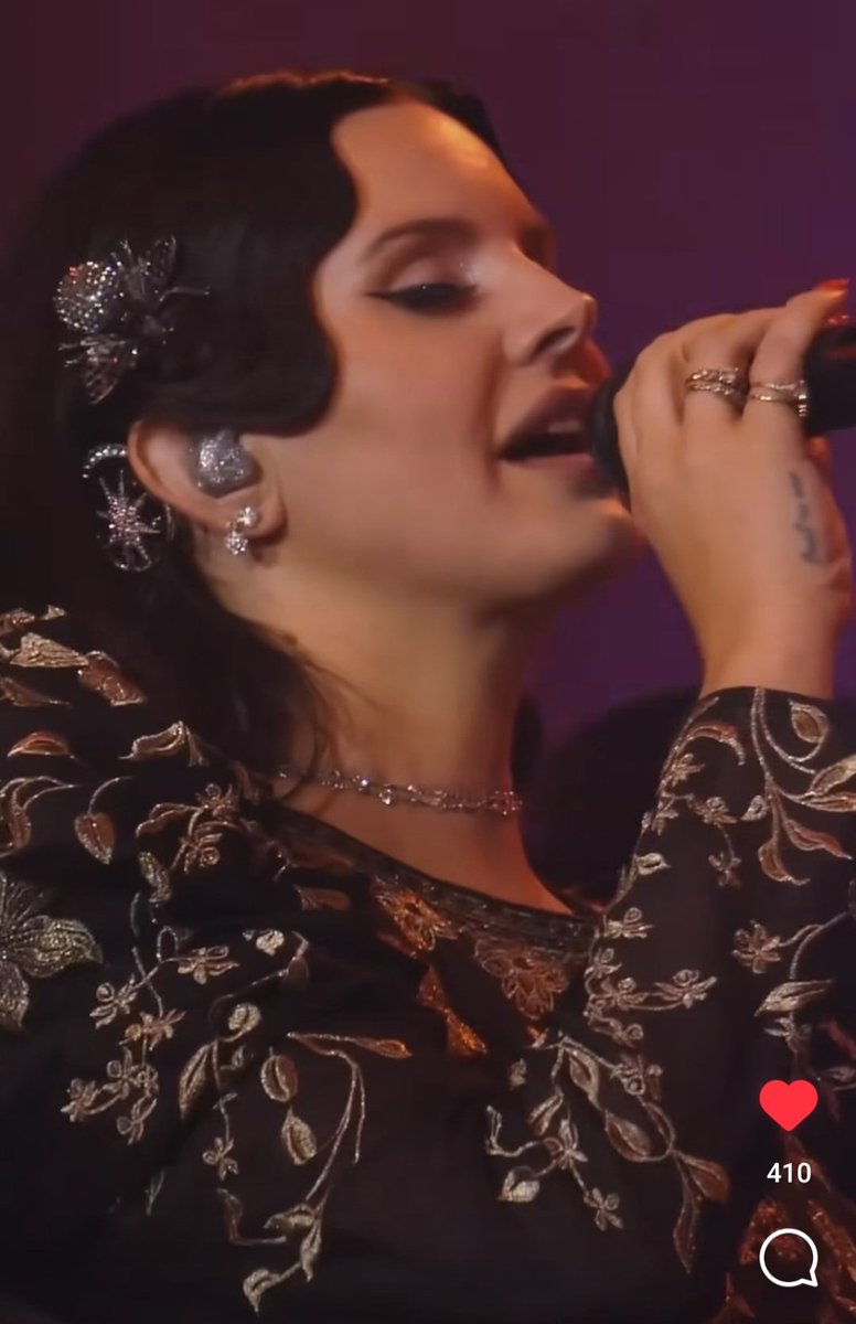 iammisstrees's tweet photo. I am completely obsessed with Lana's outfit for the final show of her tour last night in West Virginia 🖤🩶🤍 The spider clip in her hair 😍 Gothic splendour perfection 😍 Love her so much 🖤🩶🤍 #LanaDelRey #Lana #Iconic #LanaTour #WestVirginia https://t.co/JucTFdJ22O