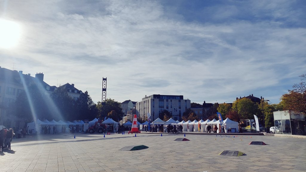 JulienMargat's tweet photo. C'est parti pour la 2de édition de la #PlacedesTP place des Épars ! Venez à la rencontre des entreprises et des acteurs des Travaux Publics ! 🦺👋  @FRTPCentreVL @poleemploi_RCVL @F_Gaussens https://t.co/23cDjVxrS5