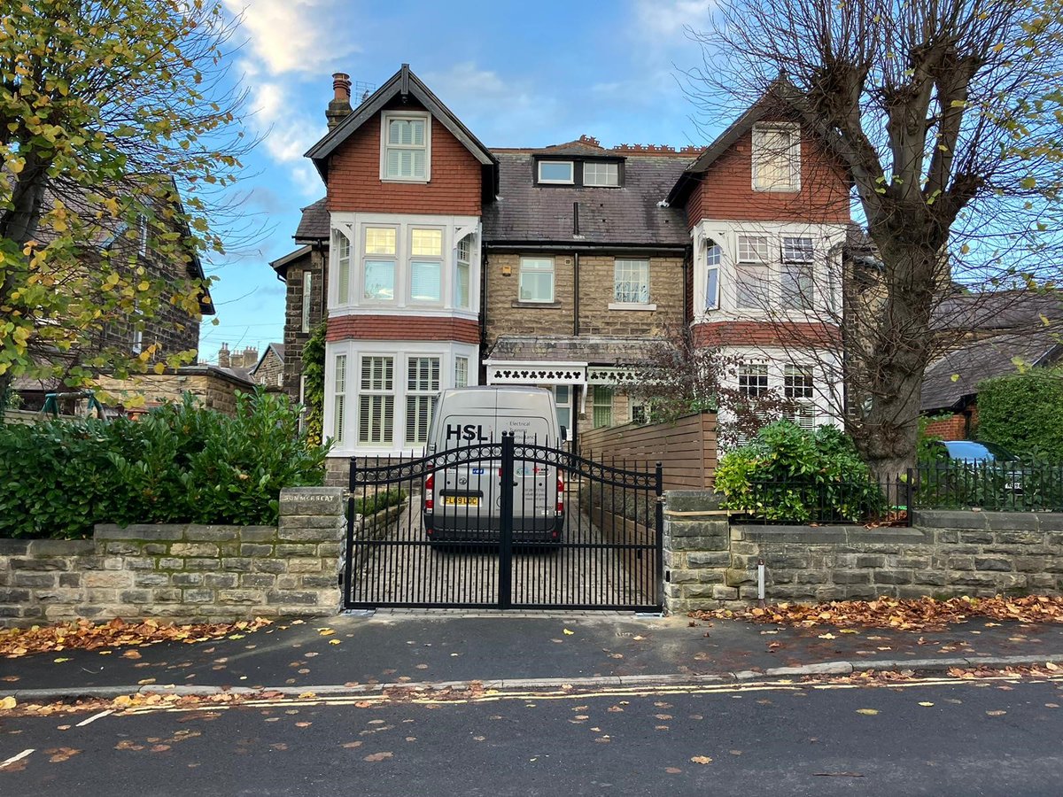 HslTraining's tweet photo. We love this install of the V2 Vulcan Double Underground kit 😍
The kit keeps your driveway looking sleek while maintaining the hassle-free nature of having automated gates.

For any enquiries please contact our team:
📞01283 777023
📧sales@v2uk.co.uk

https://t.co/PrGFTkR39r https://t.co/MSdHl8639B