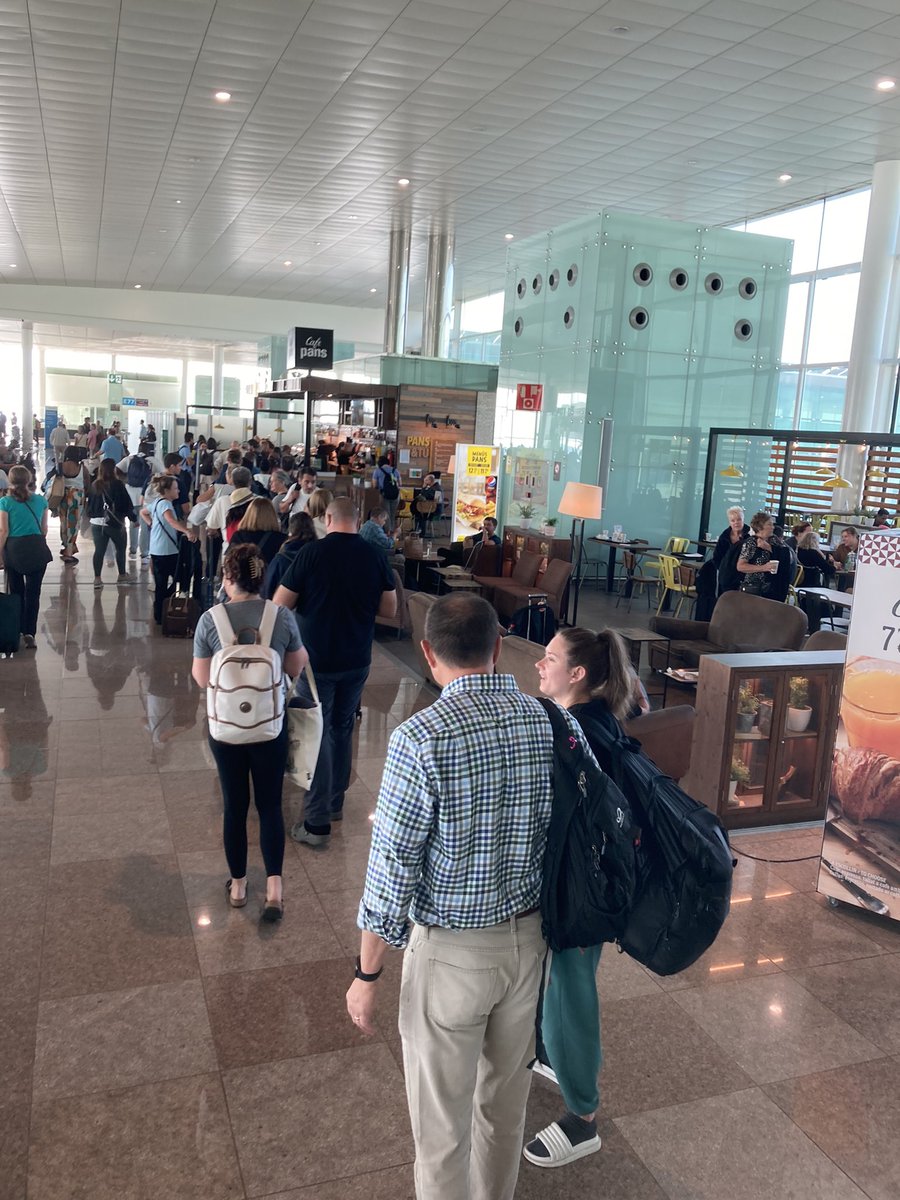 tonigp68's tweet photo. @PansandCo @aena cua de 50 persones a la T1 internacional de Barcelona per menjar un bocata quina imatge donem 😡 https://t.co/iBDhTA5y2I