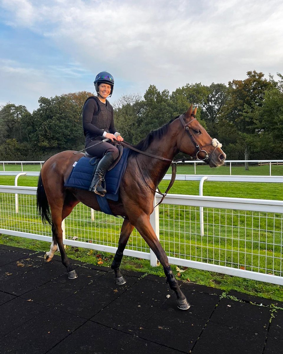 Great to have a spin around Salisbury on Tidal Storm this morning ahead of the <a href="/BobChampion1981/">Bob Champion Cancer Trust</a> Charity Race at Wincanton in 3 weeks time

Delighted to be raising funds for such a worthy cause. I’d be hugely grateful for any donations however big or small

justgiving.com/page/amy-derha…