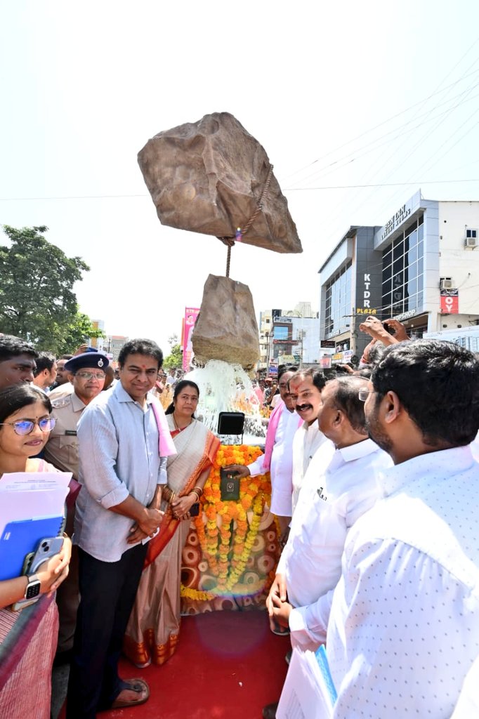 గ్రేటర్ వరంగల్ మున్సిపల్ కార్పోరేషన్ పరిధిలోని హన్మకొండ బంధం చెరువు వద్ద 15 ఎంఎల్‌డీ సామర్ధ్యంతో నిర్మించిన సివరేజ్ ట్రీట్మెంట్ ప్లాంట్ (STP) ను మరియు సుందరీకరించిన ఎన్ఐటి జంక్షన్ ను మంత్రులు @KTRBRS, @EDRBRS, @Satyavathi_BRS ప్రారంభించారు. ఈ కార్యక్రమంలో ప్రభుత్వ చీఫ్ విప్,