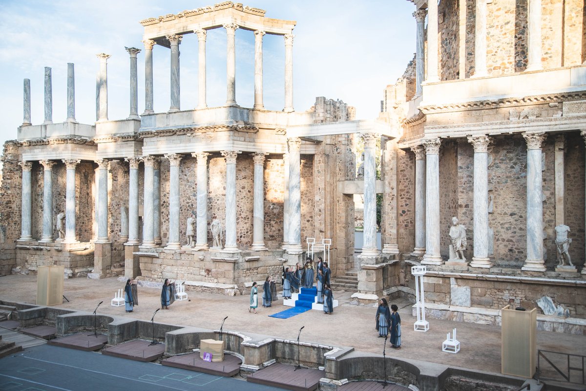 ayto_merida's tweet photo. 🎭 El delegado de cultura, Antonio L. Vélez, ha dado esta mañana la bienvenida en el Teatro Romano a los y las participantes del XVI Concurso Nacional de Teatro Grecolatino. https://t.co/UPUqG9VBAL