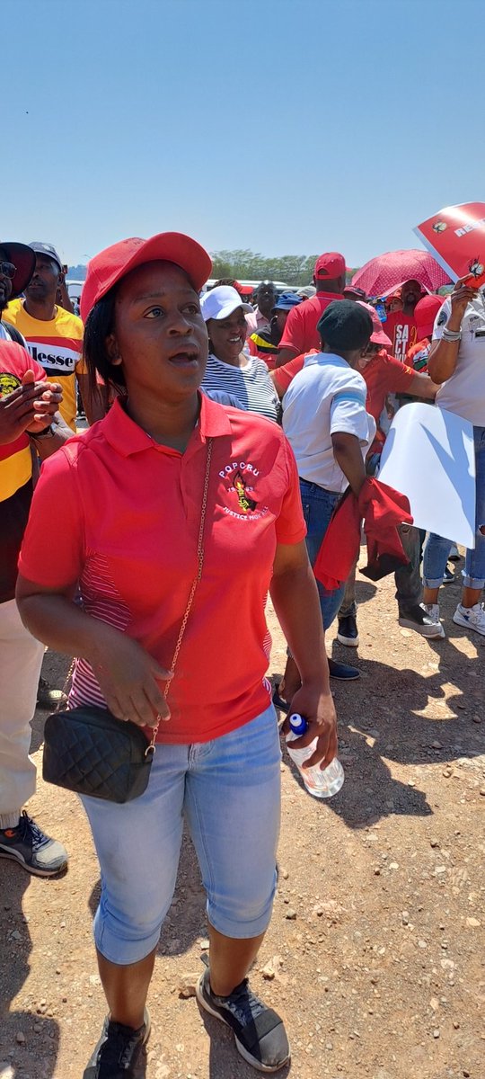 _cosatu's tweet photo. Workers demand the banning of labour brokers across all sectors of the economy and call on employers to support #DecentWorkAgenda in South Africa @Newzroom405 #InternationalDayforDecentWork #CosatuDecentWork https://t.co/jxeA3I6Waq