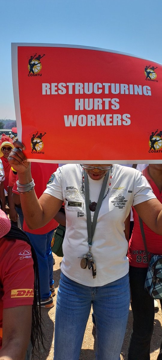 _cosatu's tweet photo. Workers demand the banning of labour brokers across all sectors of the economy and call on employers to support #DecentWorkAgenda in South Africa @Newzroom405 #InternationalDayforDecentWork #CosatuDecentWork https://t.co/jxeA3I6Waq