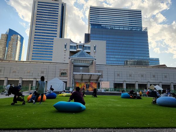MinatomiraiNow's tweet photo. 気軽にみんなが交流できる場「MM Grass Park 2023」がグランモール公園に登場❣人工芝のくつろぎ空間では、様々なイベントコンテンツを開催😃初日の今日は18時からFMヨコハマの「PRIME TIME LIVE」❣11月5日(日)まで🍁
#みなとみらい #GrassPark #グランモール公園
https://t.co/Lrrp7YdO7b https://t.co/Nbg334G1ZG