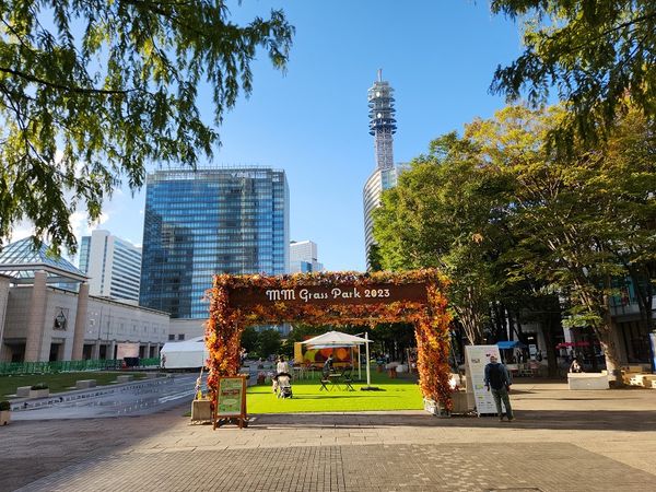 MinatomiraiNow's tweet photo. 気軽にみんなが交流できる場「MM Grass Park 2023」がグランモール公園に登場❣人工芝のくつろぎ空間では、様々なイベントコンテンツを開催😃初日の今日は18時からFMヨコハマの「PRIME TIME LIVE」❣11月5日(日)まで🍁
#みなとみらい #GrassPark #グランモール公園
https://t.co/Lrrp7YdO7b https://t.co/Nbg334G1ZG