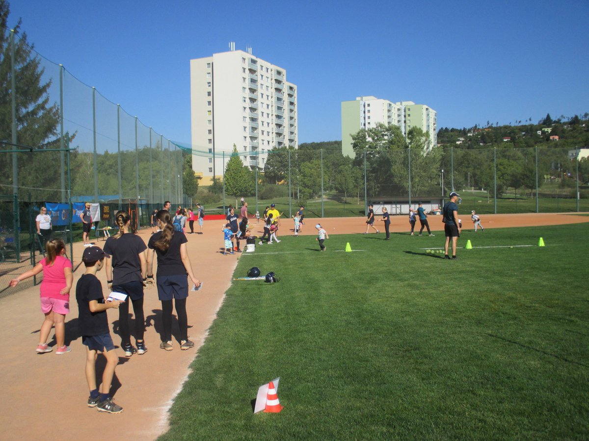 skseverbrno's tweet photo. BeeBall Day se opět vydařil
Tradičně proběhla akce na softballovém hřišti v Brně-Novém Lískovci. Na účastníky bylo připraveno několik dovednostních stanovišť.
Článek: https://t.co/wh5TZsCYR7
Fotogalerie: https://t.co/ubjiPxUtDP
#skseverbrno #czechsoftball #softball #beeball https://t.co/0x5jcUI8jN