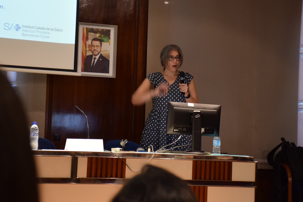 primariaicscat's tweet photo. Entre els projectes de qualitat i seguretat del pacient exposen el programa de prevenció i abordatge de l'obesitat infantil del #CAPLaMina i l'abordatge i les accions de millora en casos d'osteoporosi i fractures de radi discal a la Unitat de Rehabilitació del #CAPSantAndreu https://t.co/3bZzPEjfqU