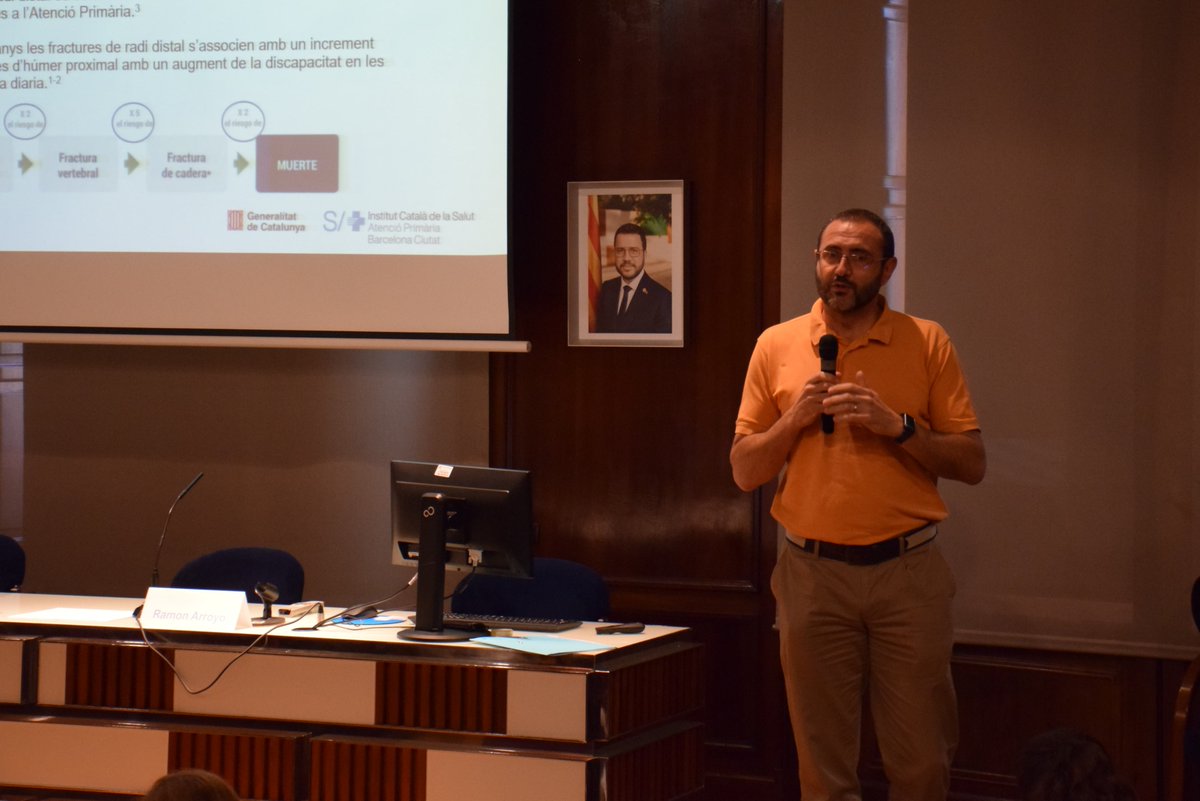 primariaicscat's tweet photo. Entre els projectes de qualitat i seguretat del pacient exposen el programa de prevenció i abordatge de l'obesitat infantil del #CAPLaMina i l'abordatge i les accions de millora en casos d'osteoporosi i fractures de radi discal a la Unitat de Rehabilitació del #CAPSantAndreu https://t.co/3bZzPEjfqU