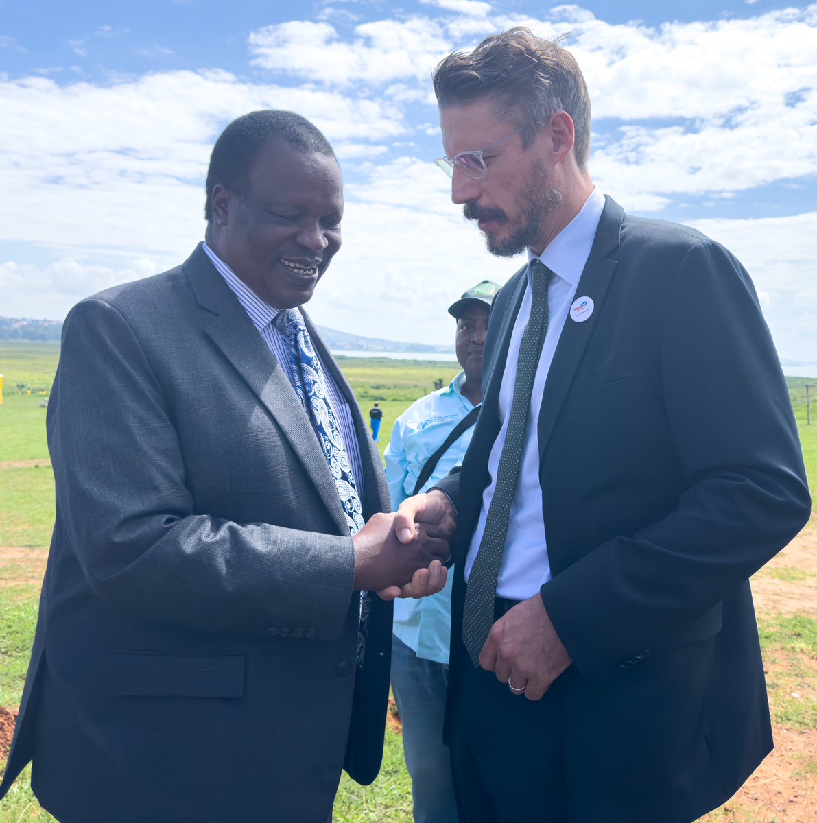 TotalEnergiesUG's tweet image. #HAPPENINGNOW: 2023 Edition of the National Tree planting Day under the #RunningOutOfTrees campaign. 

The campaign has been officiated by the Minister of @min_waterUg, Hon. Sam Cheptoris who has been flanked by a number of dignataries including the #TotalEnergiesEPUganda…