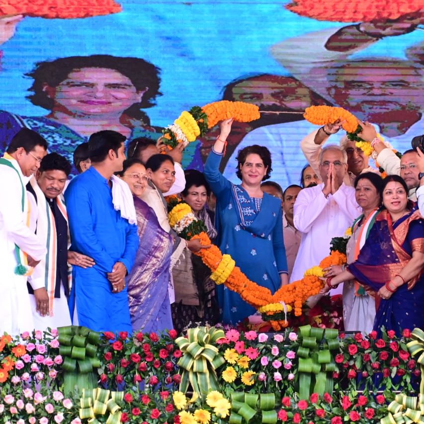 ChhattisgarhCMO's tweet photo. #नगरीय_निकाय_एवं_पंचायती_राज_महासम्मेलन में अतिथियों द्वारा #छत्तीसगढ़_महतारी की छायाचित्र के समक्ष दीप प्रज्ज्वलन, माल्यार्पण कर राजगीत के साथ की गई कार्यक्रम की शुरुआत।

- मुख्यमंत्री श्री @bhupeshbaghel ने #गौर_सिंग_मुकुट व गजमाला पहनाकर किया श्रीमती @priyankagandhi का स्वागत। https://t.co/WDVa4PHSoH