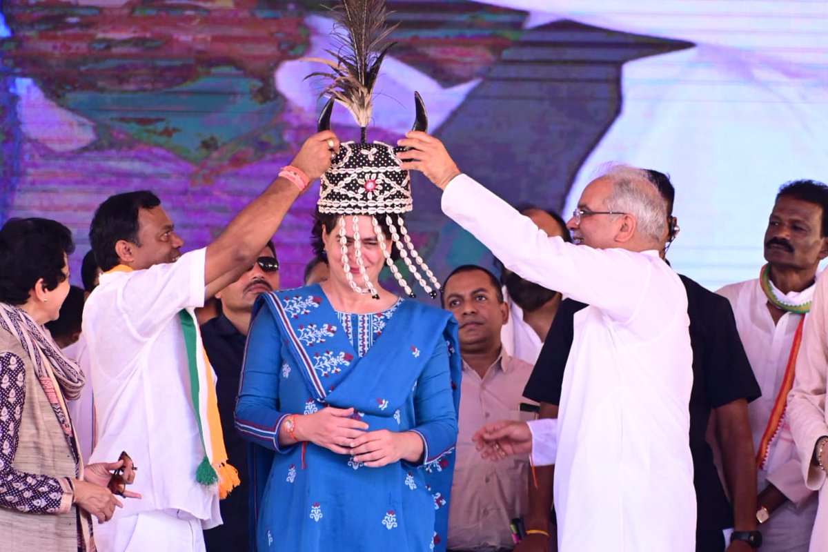 ChhattisgarhCMO's tweet photo. #नगरीय_निकाय_एवं_पंचायती_राज_महासम्मेलन में अतिथियों द्वारा #छत्तीसगढ़_महतारी की छायाचित्र के समक्ष दीप प्रज्ज्वलन, माल्यार्पण कर राजगीत के साथ की गई कार्यक्रम की शुरुआत।

- मुख्यमंत्री श्री @bhupeshbaghel ने #गौर_सिंग_मुकुट व गजमाला पहनाकर किया श्रीमती @priyankagandhi का स्वागत। https://t.co/WDVa4PHSoH