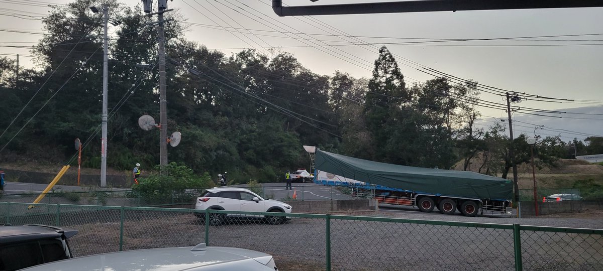 #安濃工業団地
 #渋滞
トレーラーが坂登りきれずに立ち往生
ただいまレッカー手配中