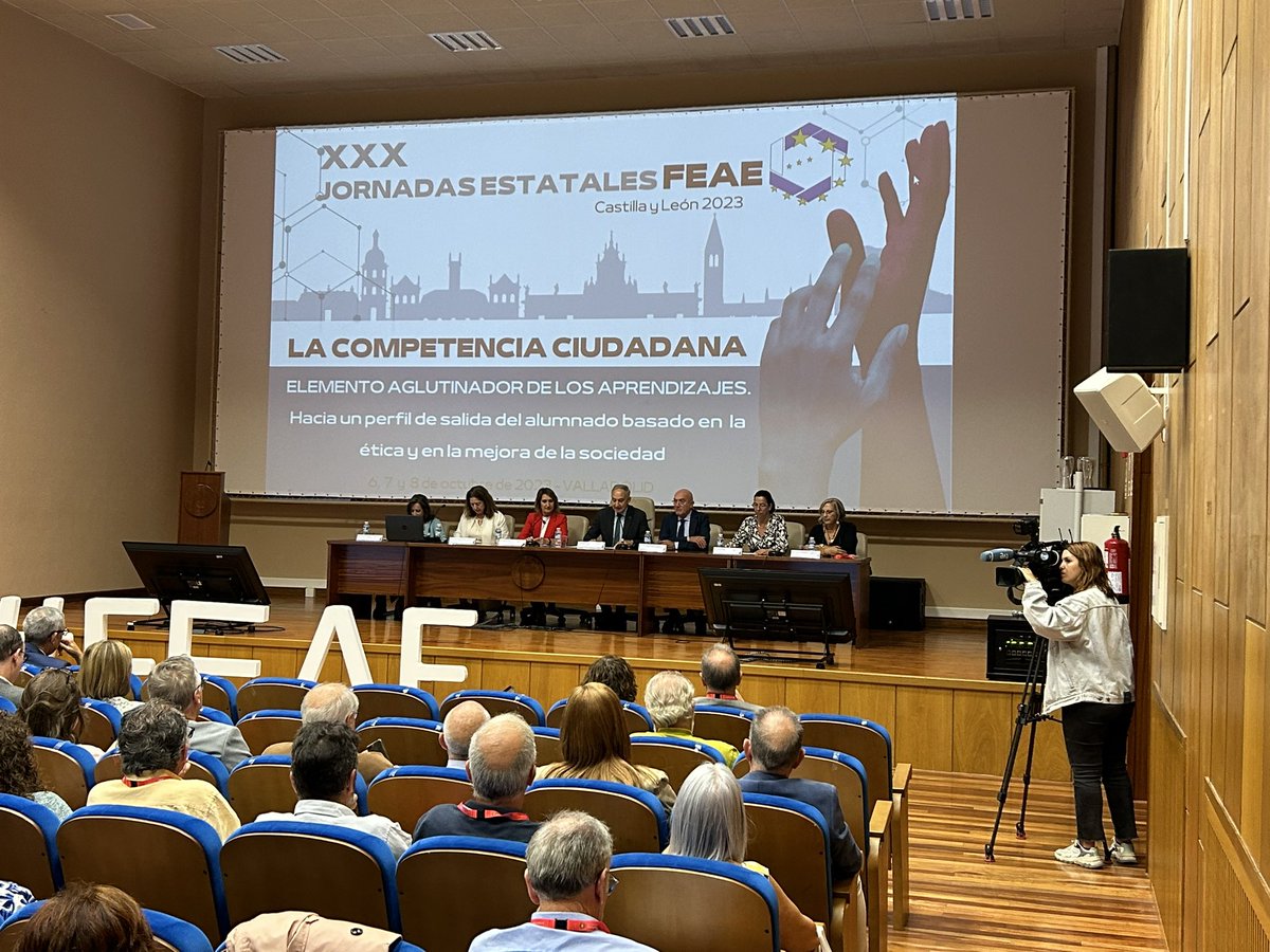 cfeaecv's tweet photo. Inauguració de les XXX Jornades estatals del FEAE. Sala d’actes de la Facultat de Dret de la universitat de Valladolid. Rector de la Universitat, Directora General del Ministeri d’Educació, presidenta del FEAE CyL, presidenta del FEAE Estatal

#XXXJornadaEstatalesFEAE https://t.co/G0xd8Vzwci