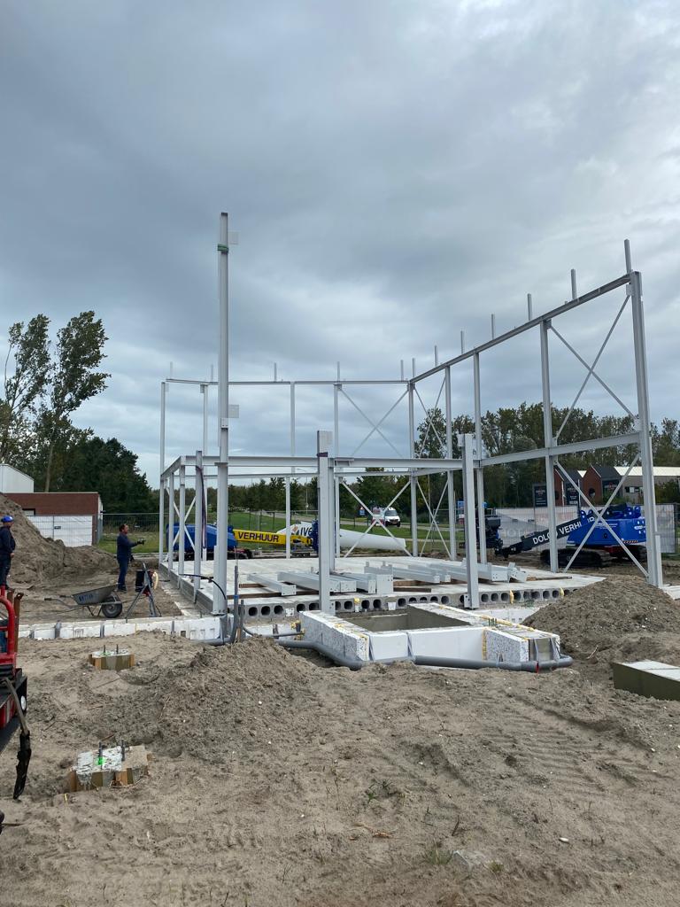 Sinds eind Juli 2023 vele #staalconstructies mogen leveren, maar niets van gedeeld op dit kanaal.

Gisteren gestart met de montage van de #staalconstructie voor #TOF in #Lelystad waarbij #jacvdvegt weer het verticale transport verzorgt. 
riezebos-constr.nl #staalbouw