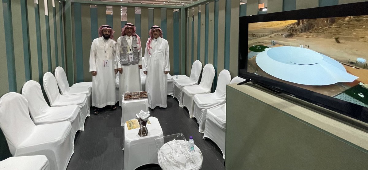 hz1sar's tweet photo. جانب من زيارة رئيس الجمعية السعودية لهواة اللاسلكي الامير بدر بن فهد الفيصل ال سعود @Bravofox777 لـ #معرض_الصقور_والصيد_السعودي_الدولي ، وحضوره افتتاح المعرض وتعريفه للضيوف و الزوار عن الجمعية وخدماتها للهواة . https://t.co/ZHqXIG4yJT